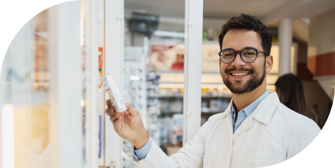 Un pharmacien choisissant un produit